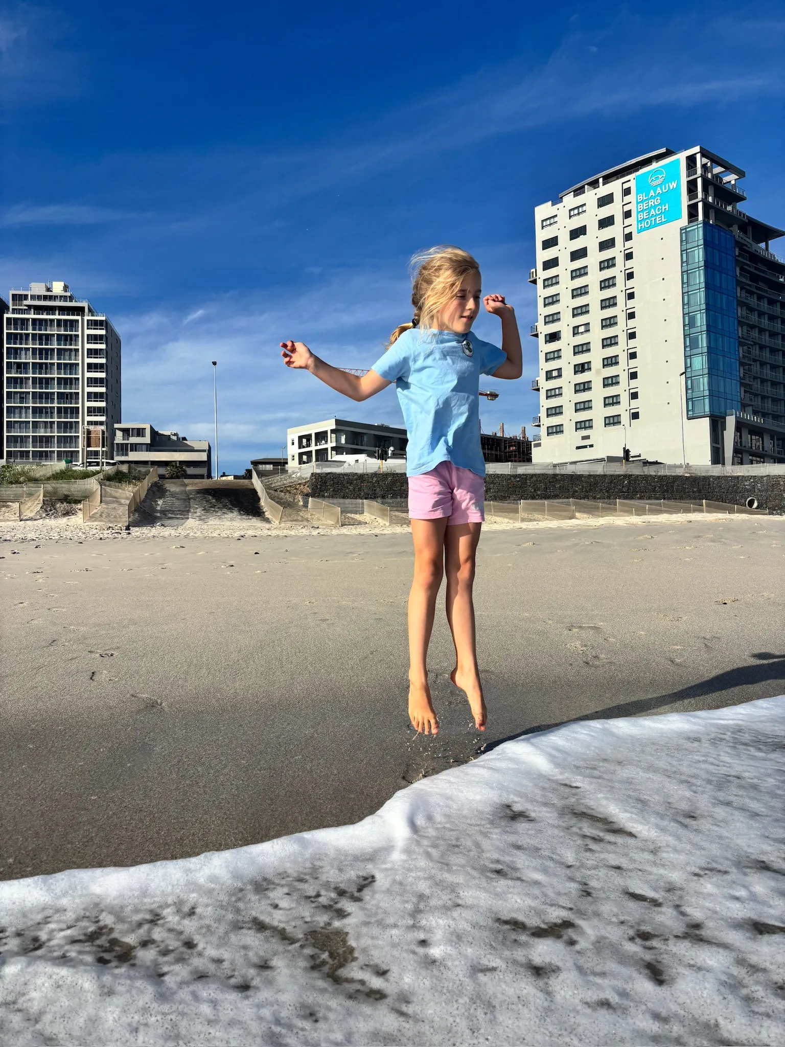 Merle springt am Strand