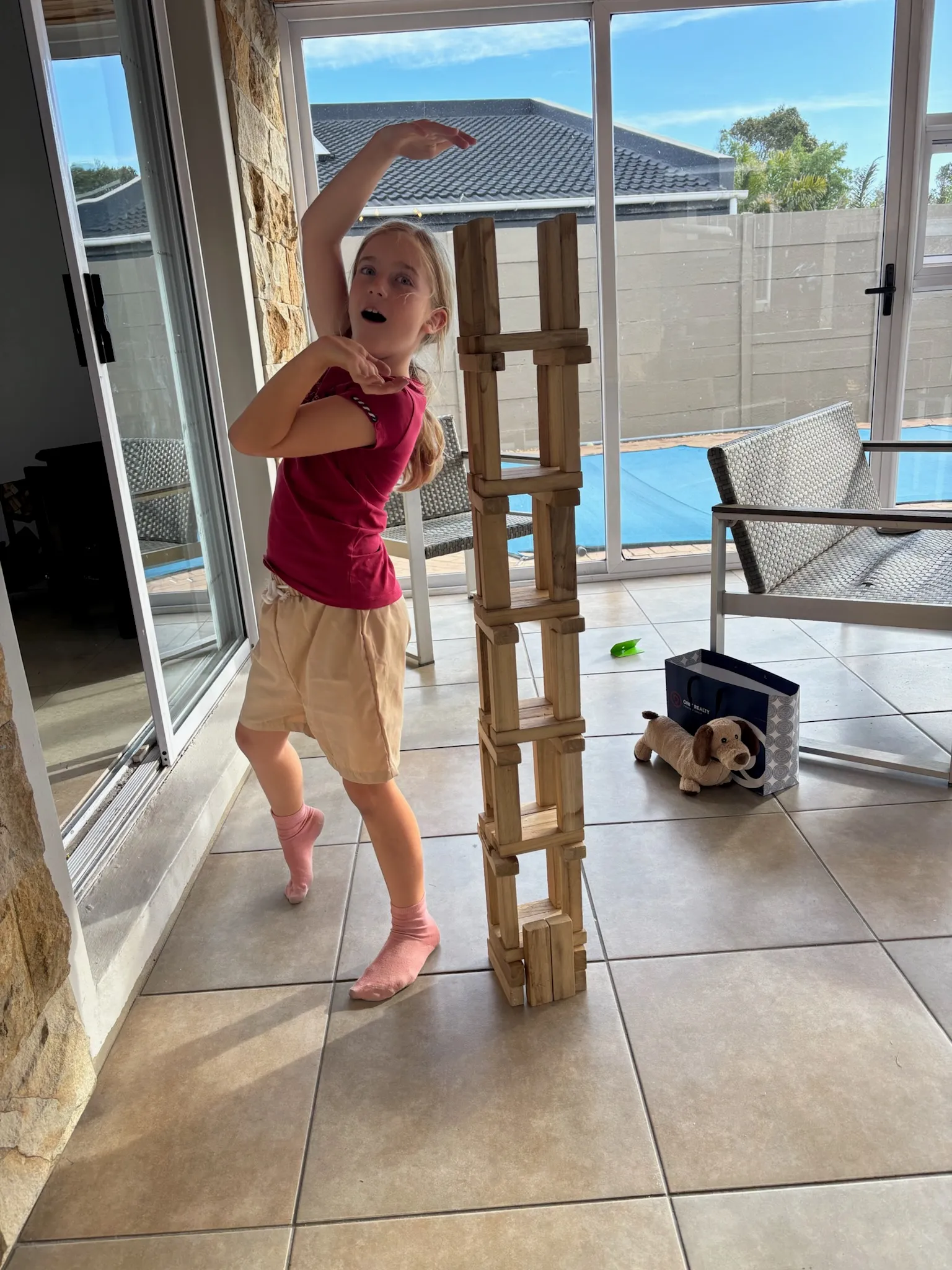 Merle baut einen Holzturm